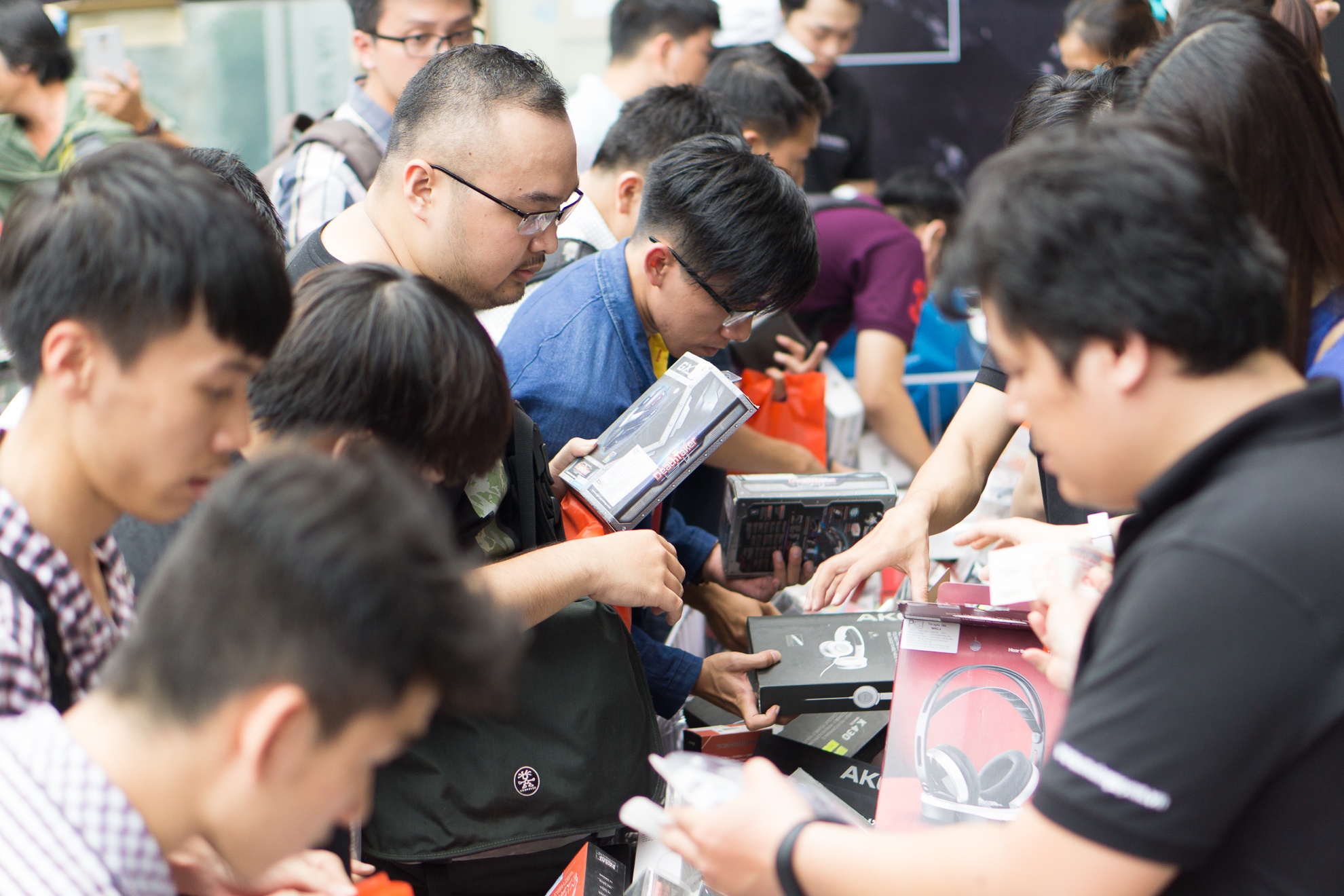 Nghin nguoi tranh mua do cong nghe giam gia o Sai Gon hinh anh