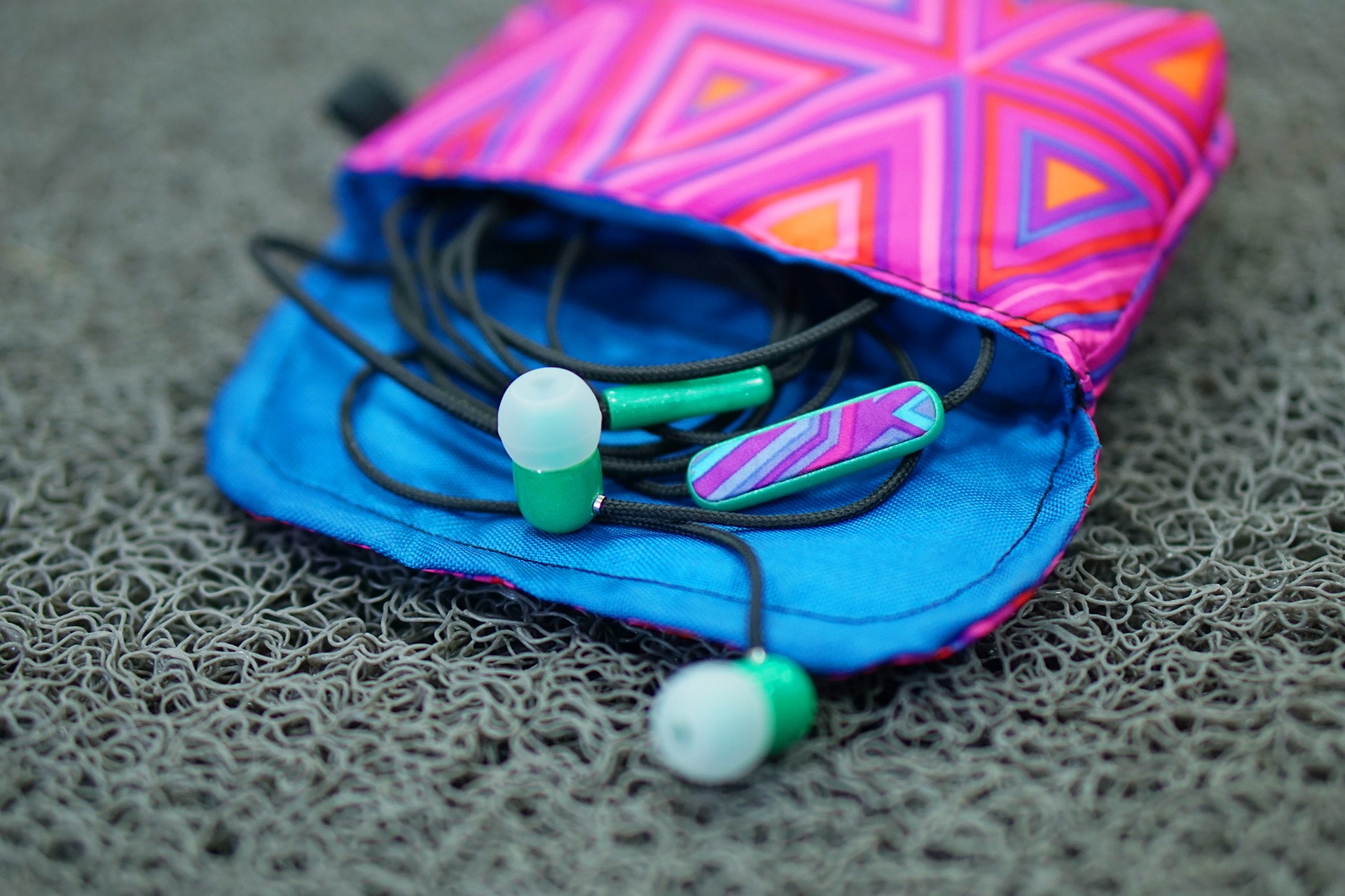 Anh tai nghe tuy bien mau sac, lam thu cong tai Viet Nam hinh anh