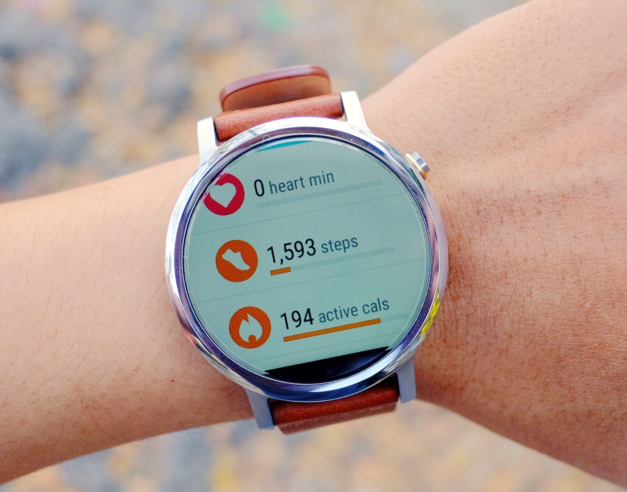 Anh Moto 360 the he 2 gia tu 8,3 trieu vua ban o VN hinh anh