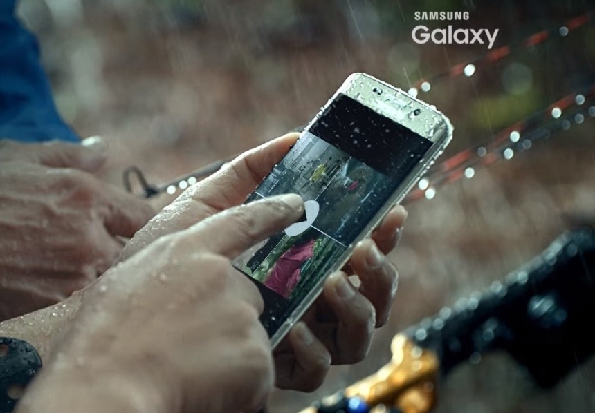 Samsung he lo kha nang chong nuoc cua Galaxy S7 hinh anh