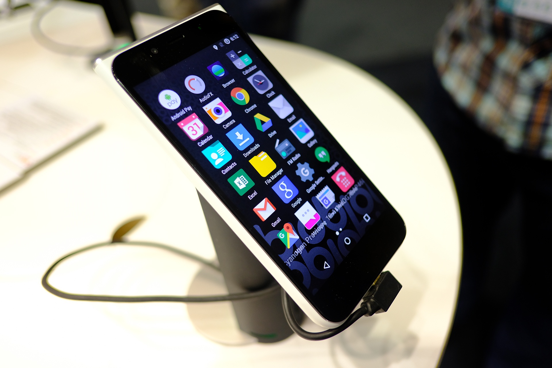 Smartphone cua cuu CEO Apple ban tai VN trong thang 4 hinh anh