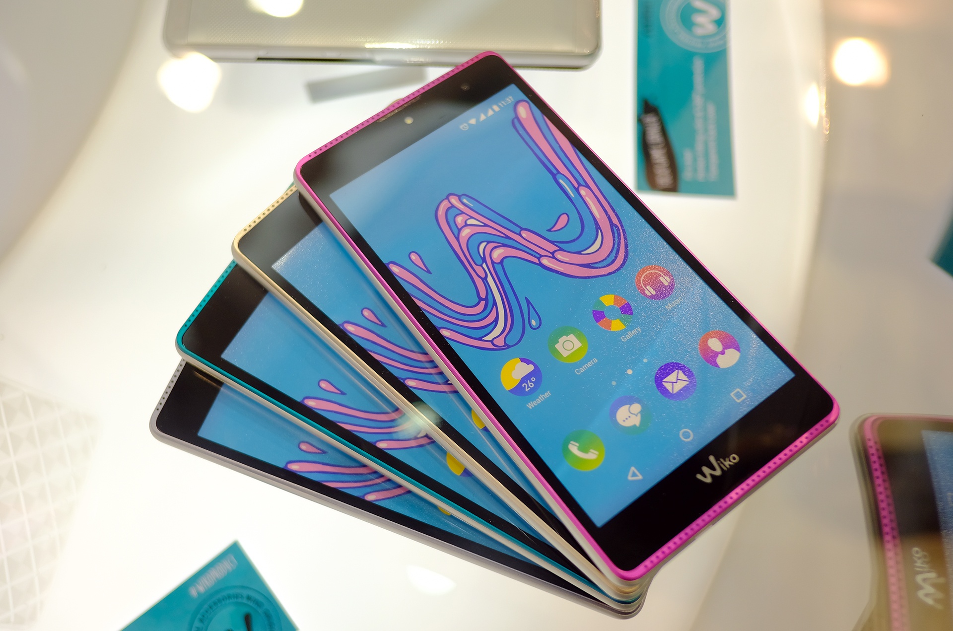 Loat smartphone vo kim loai gia thap sap ve VN hinh anh