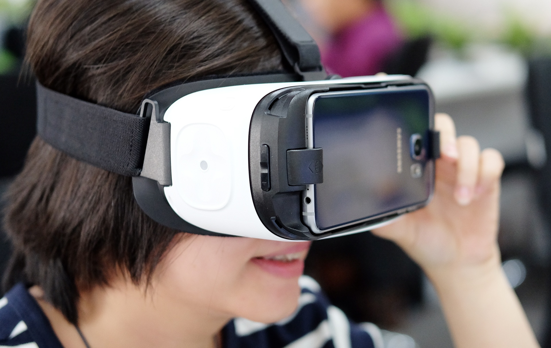 Mo hop kinh Samsung Gear VR xem video thuc te ao o VN hinh anh