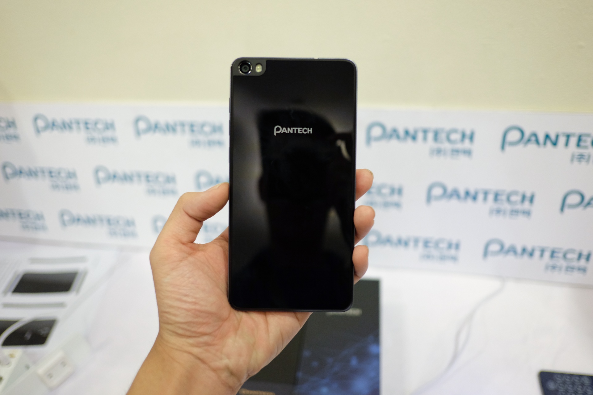 Pantech Vega quay lai Viet Nam anh 3