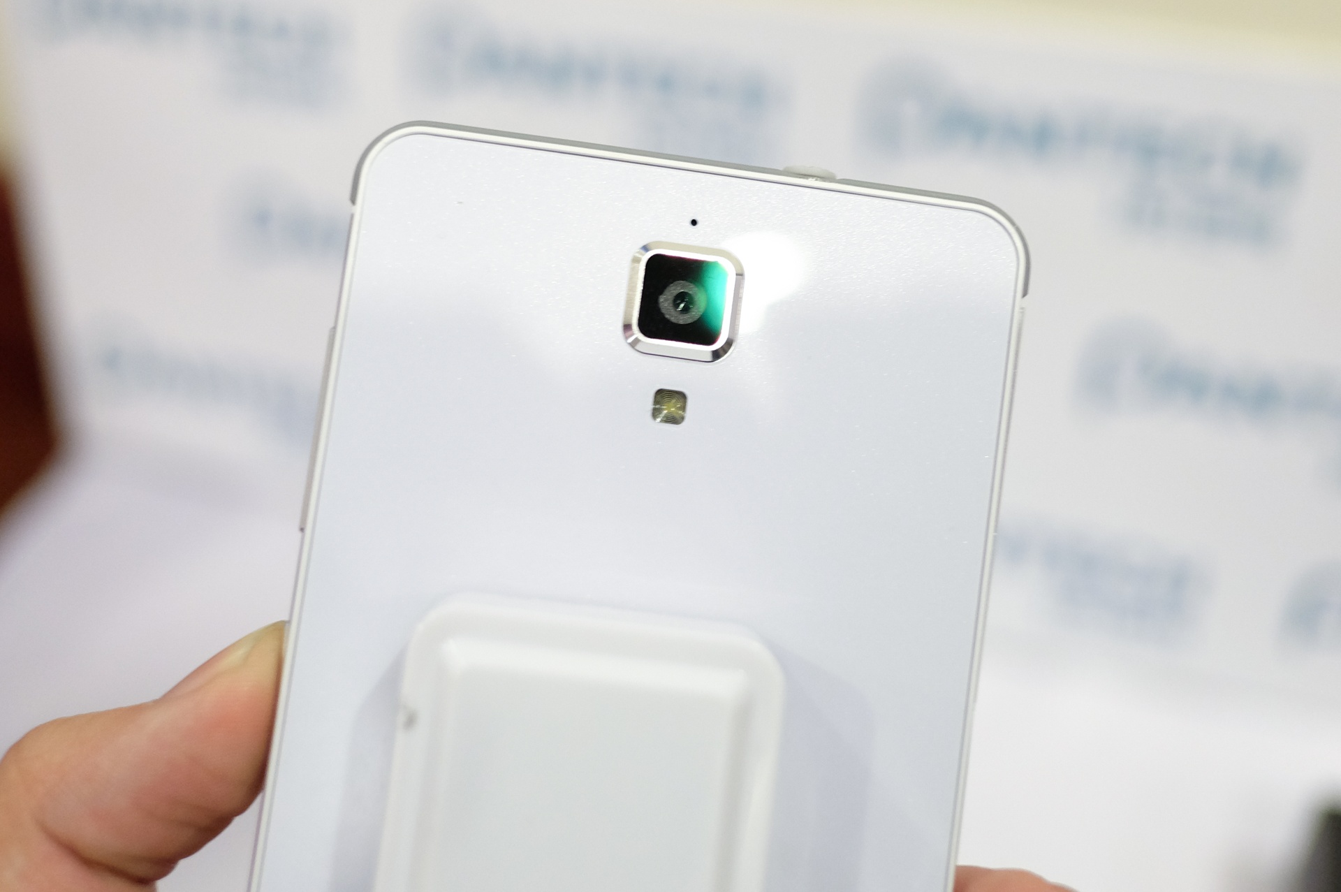 Pantech Vega quay lai Viet Nam anh 12