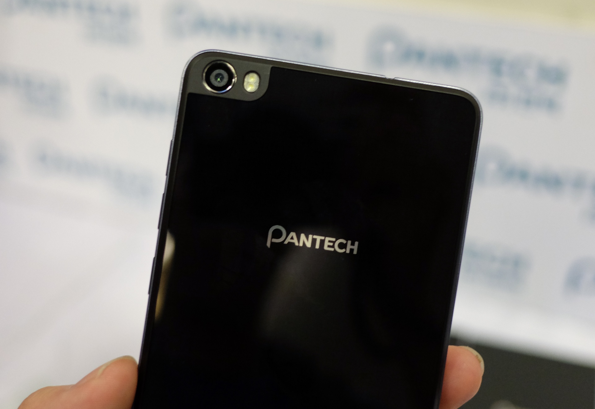 Pantech Vega quay lai Viet Nam anh 6