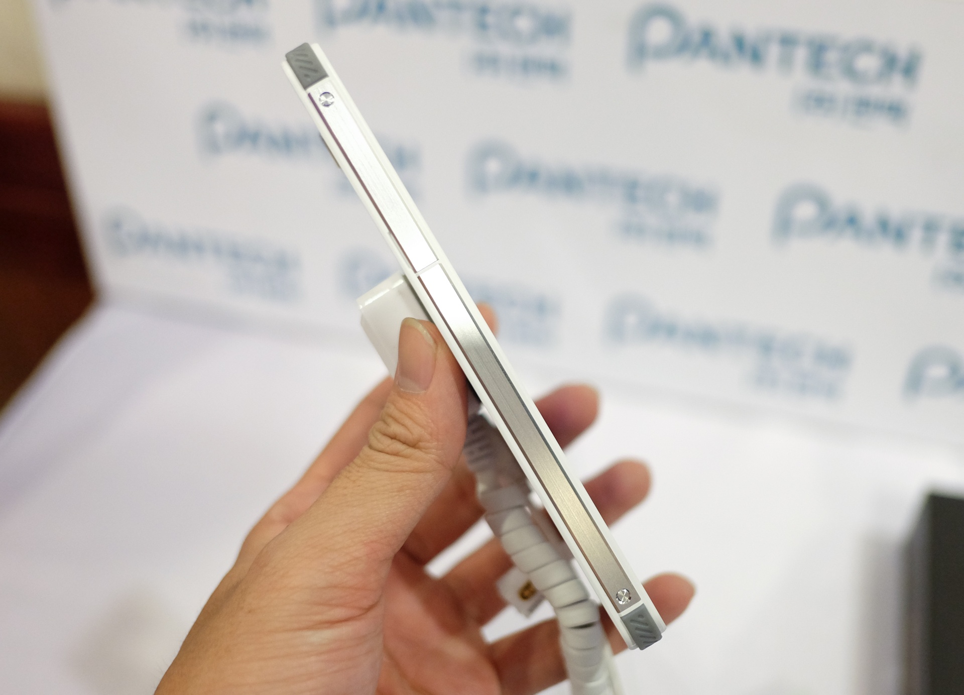 Pantech Vega quay lai Viet Nam anh 9