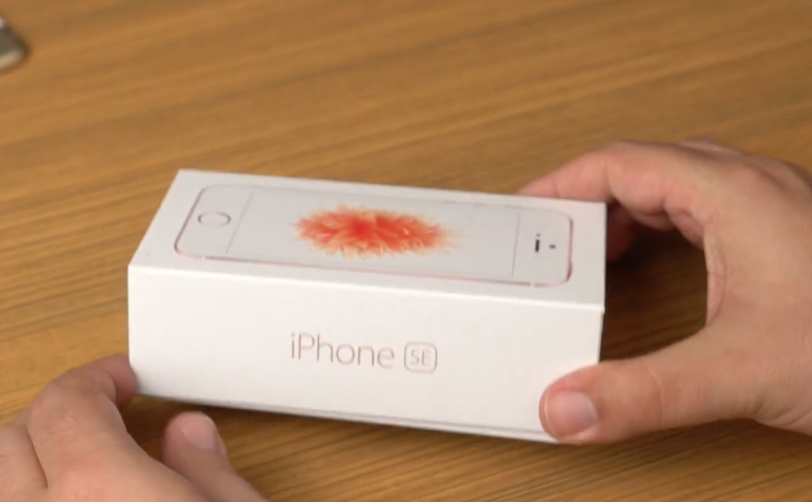 Video khui hop iPhone SE dau tien hinh anh