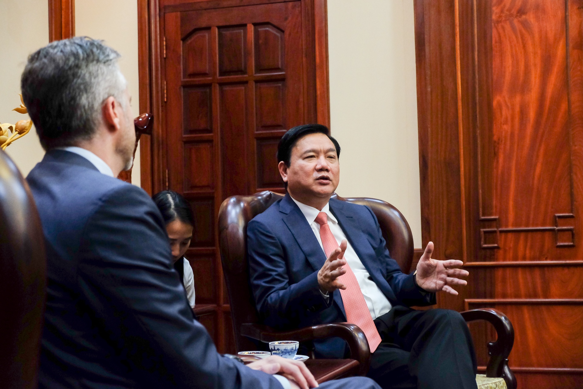 Ong Dinh La Thang gap dai dien Microsoft anh 1