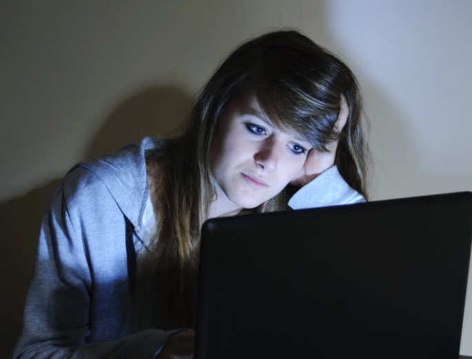 Song ao tren Facebook khien nguoi dung toi te hon hinh anh