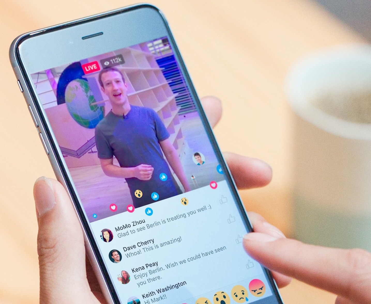 Facebook, Twitter va cuoc chien 'phat song truc tiep' hinh anh