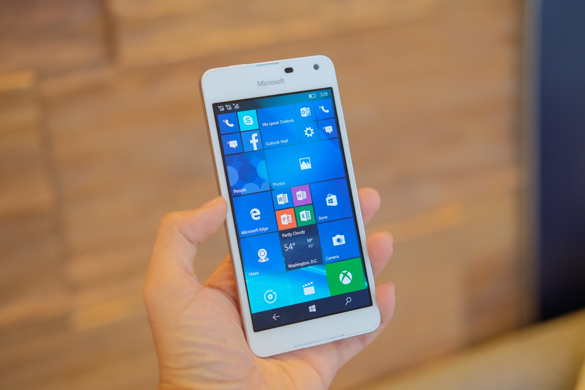 Mo hop Lumia 650 vo nhom, than mong gia 3,9 trieu o VN hinh anh