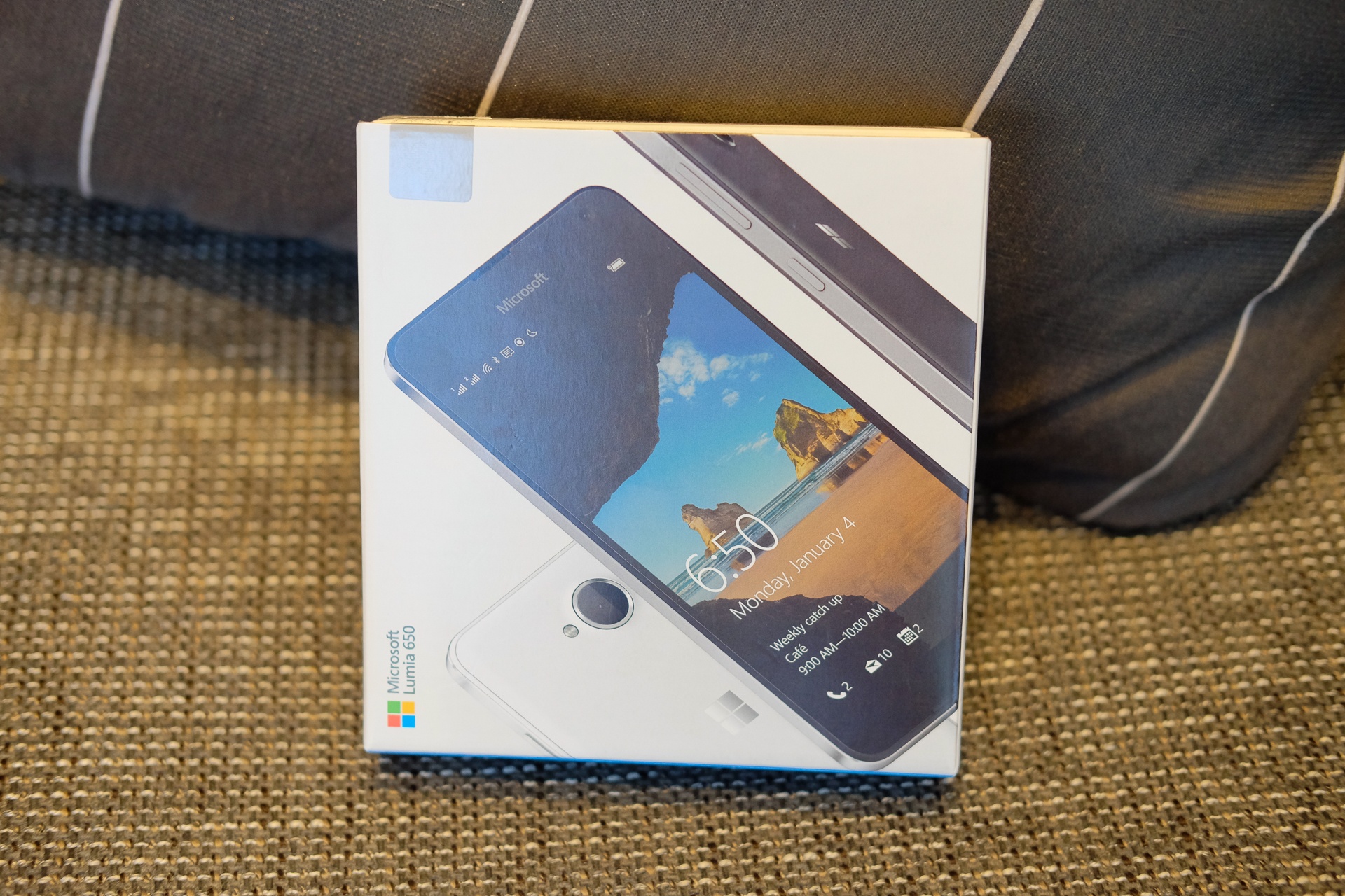 mo hop Lumia 650 anh 1