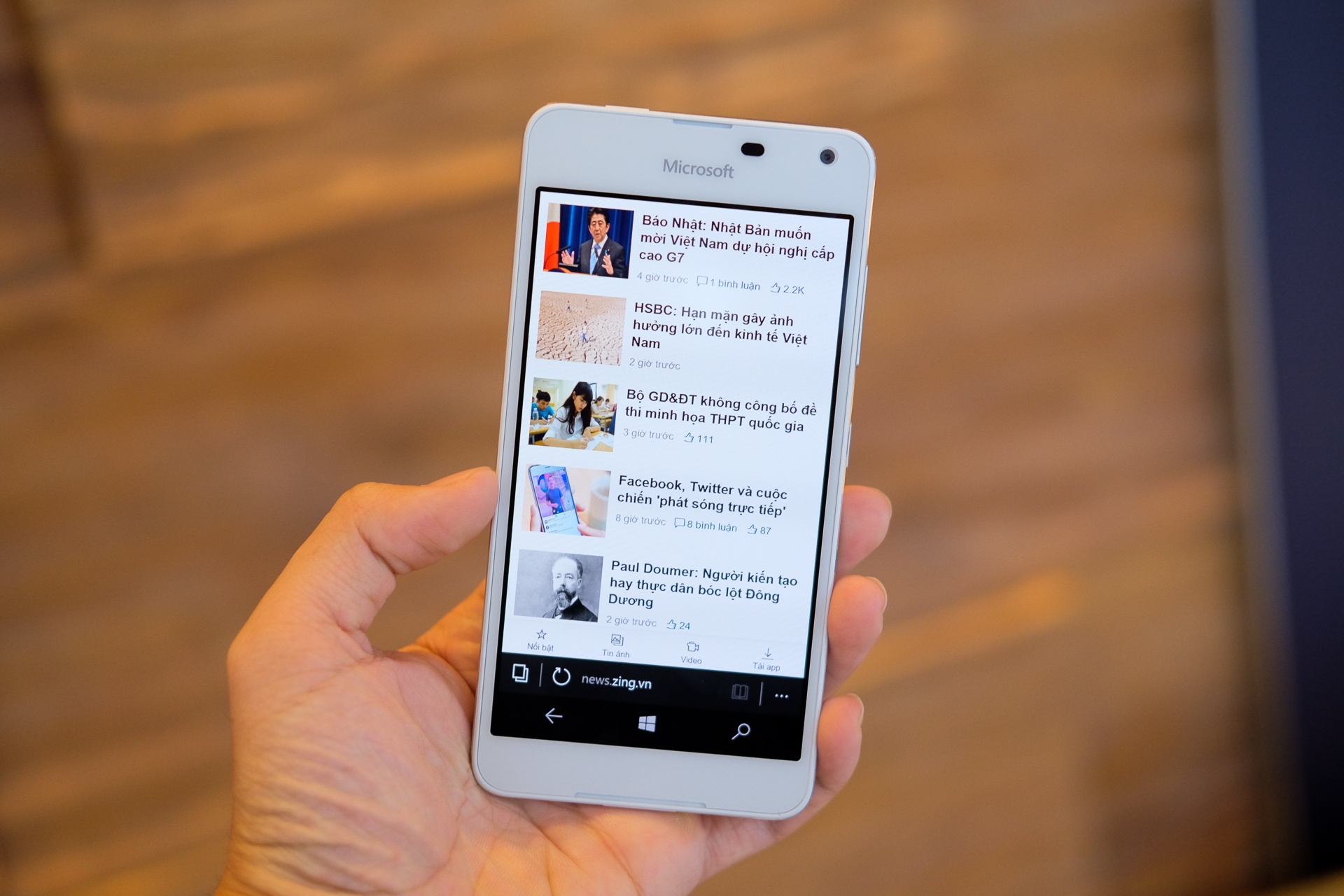 mo hop Lumia 650 anh 9