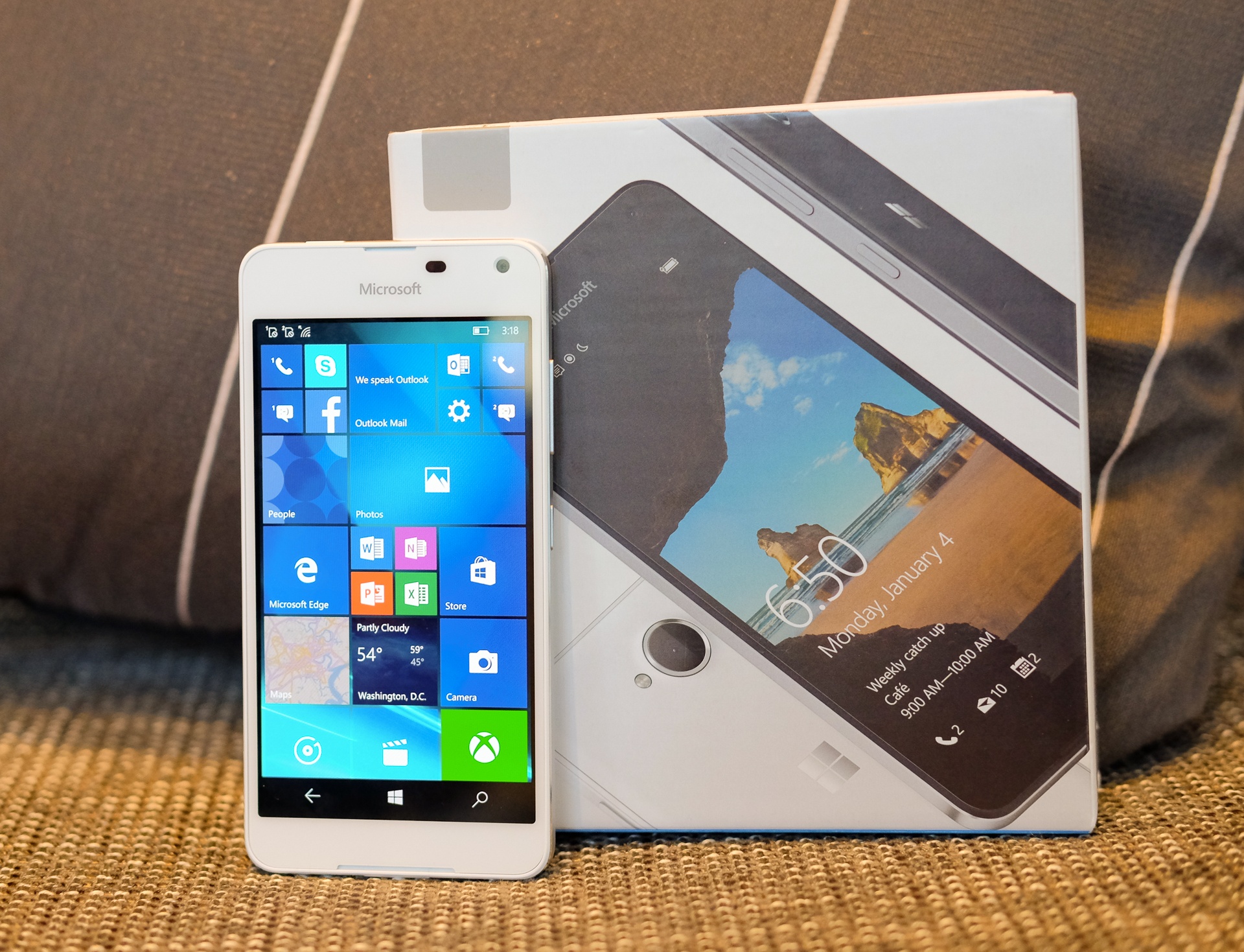 mo hop Lumia 650 anh 12