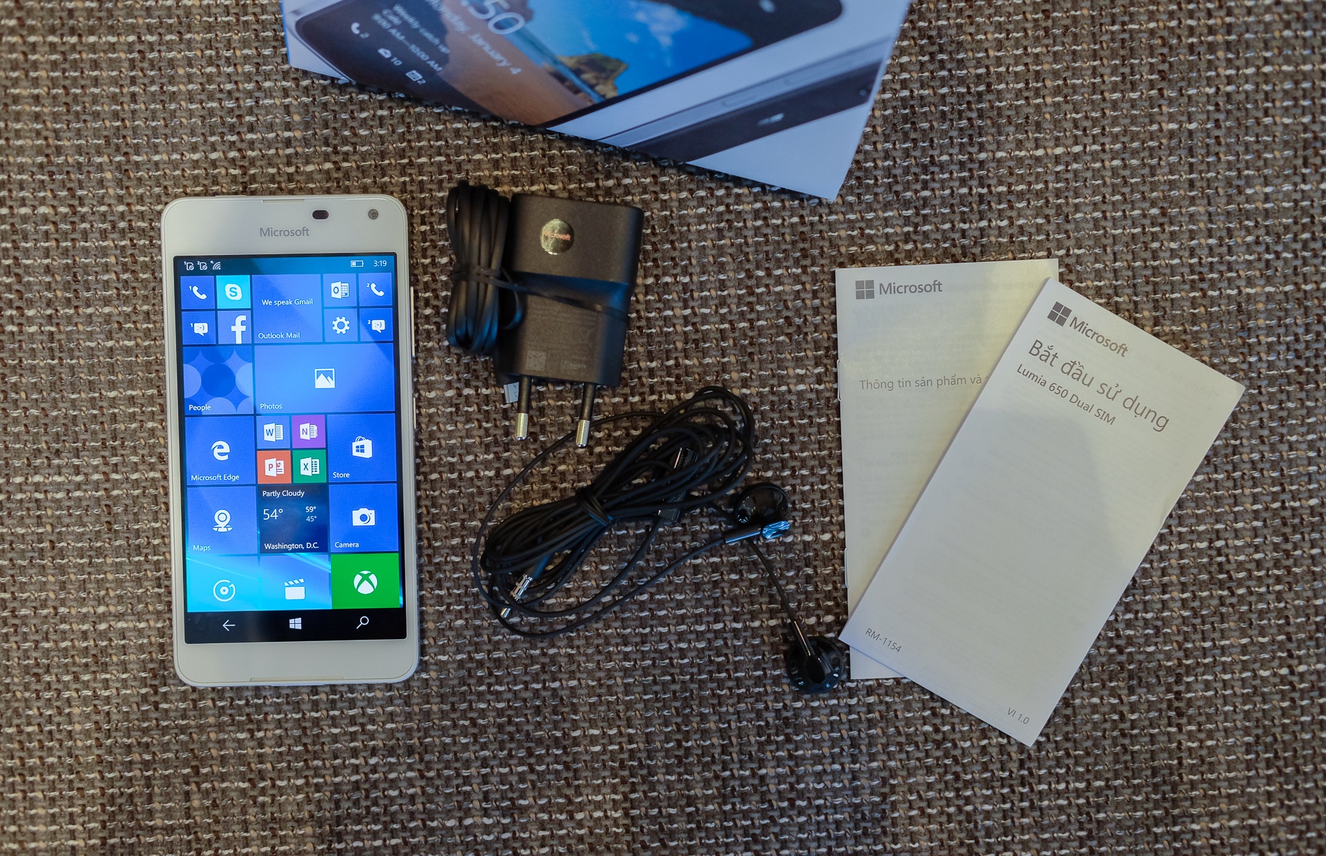 mo hop Lumia 650 anh 2