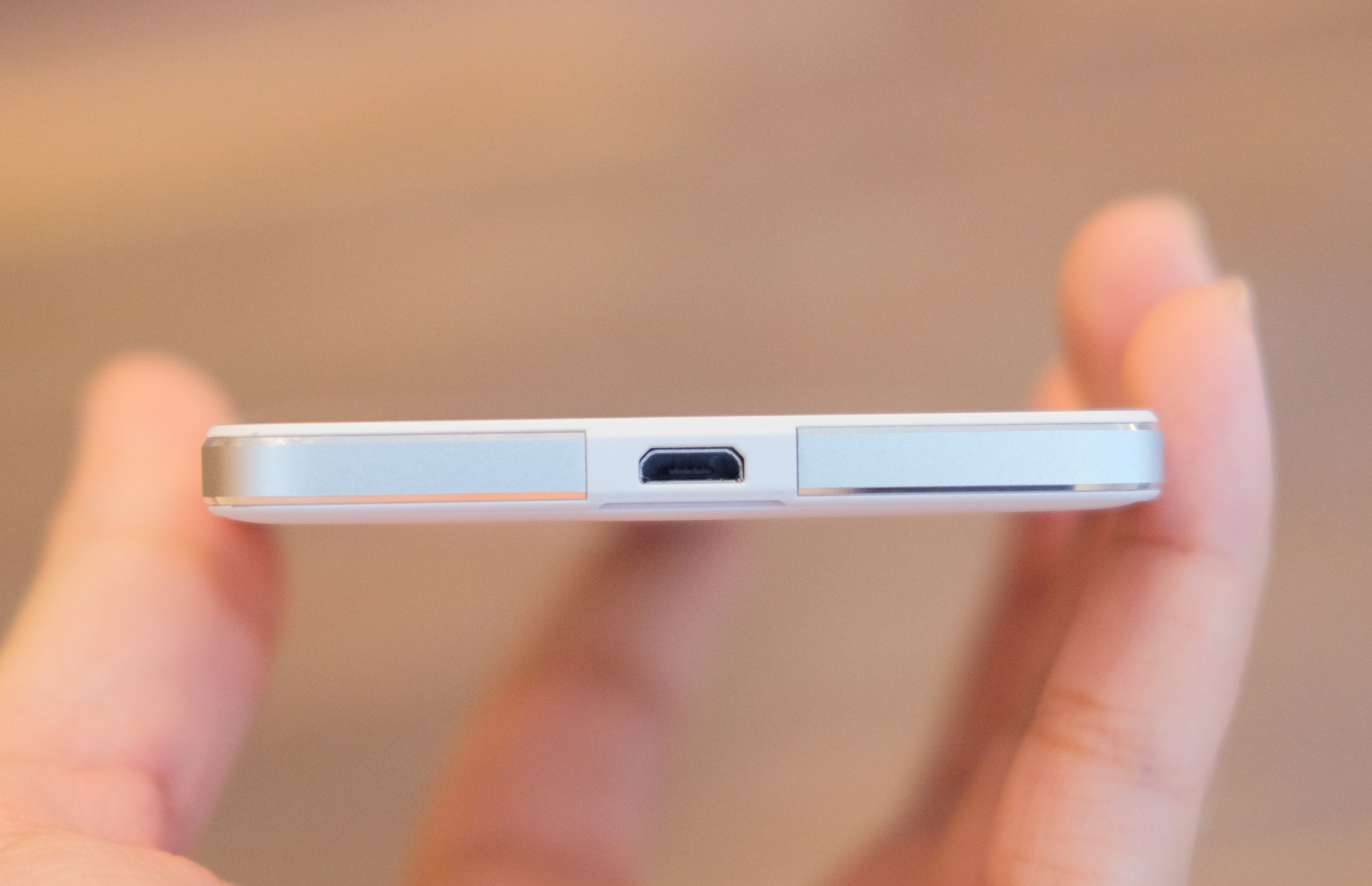 mo hop Lumia 650 anh 5