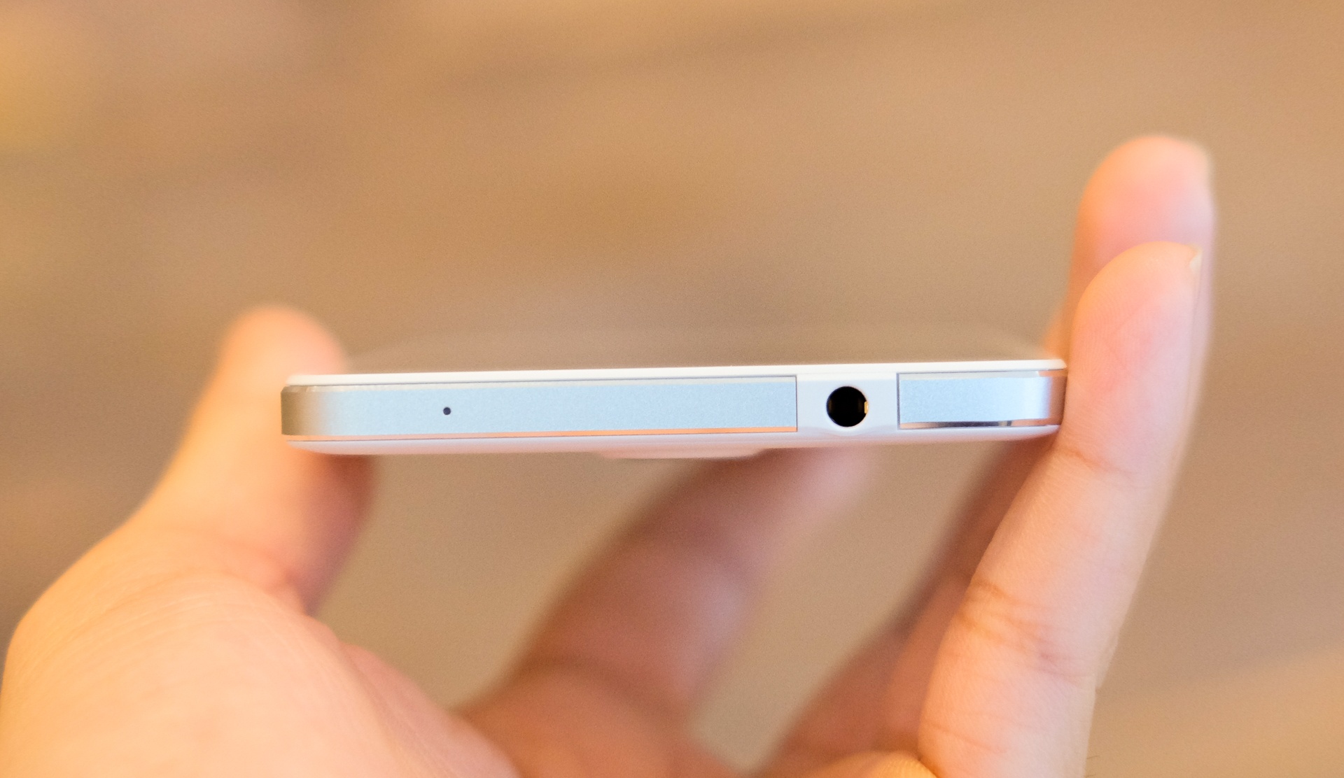 mo hop Lumia 650 anh 4