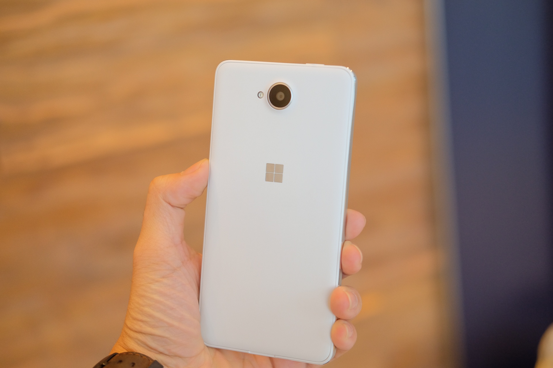 mo hop Lumia 650 anh 8