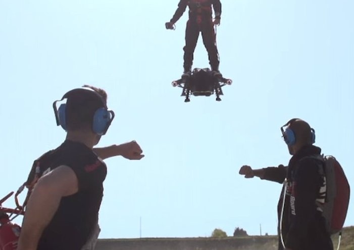 Van bay giong phim Hollywood ngoai doi thuc hinh anh