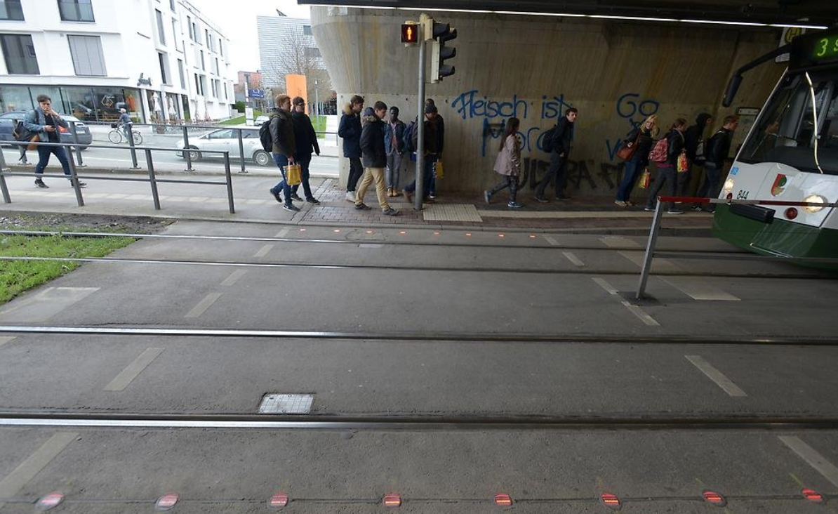 nguoi di bo dung smartphone anh 1