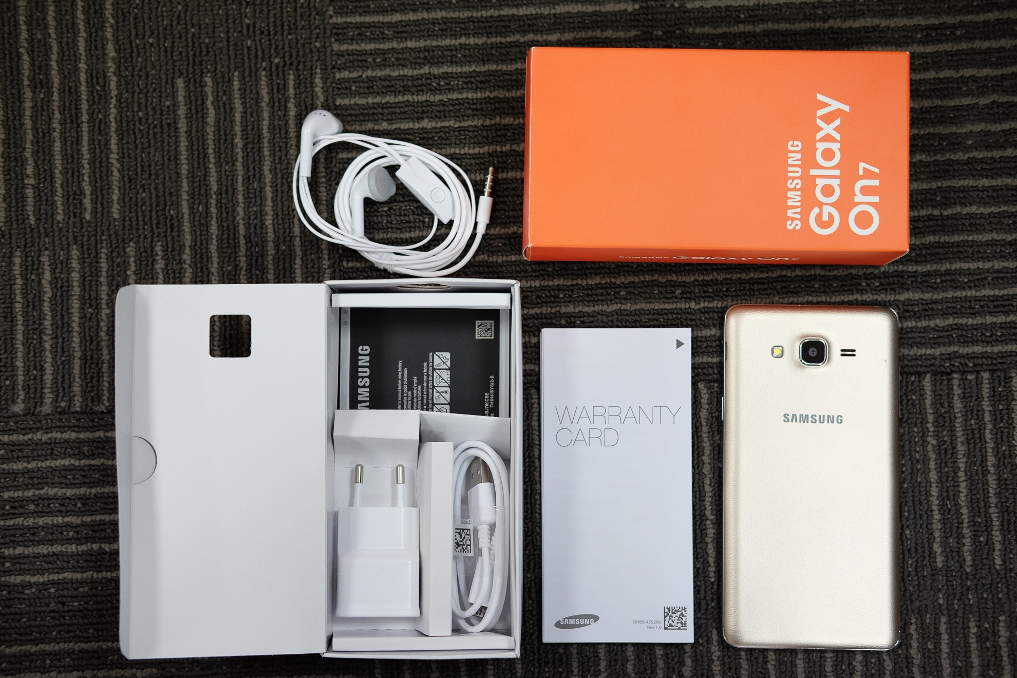 Mo hop Galaxy On7 anh 2