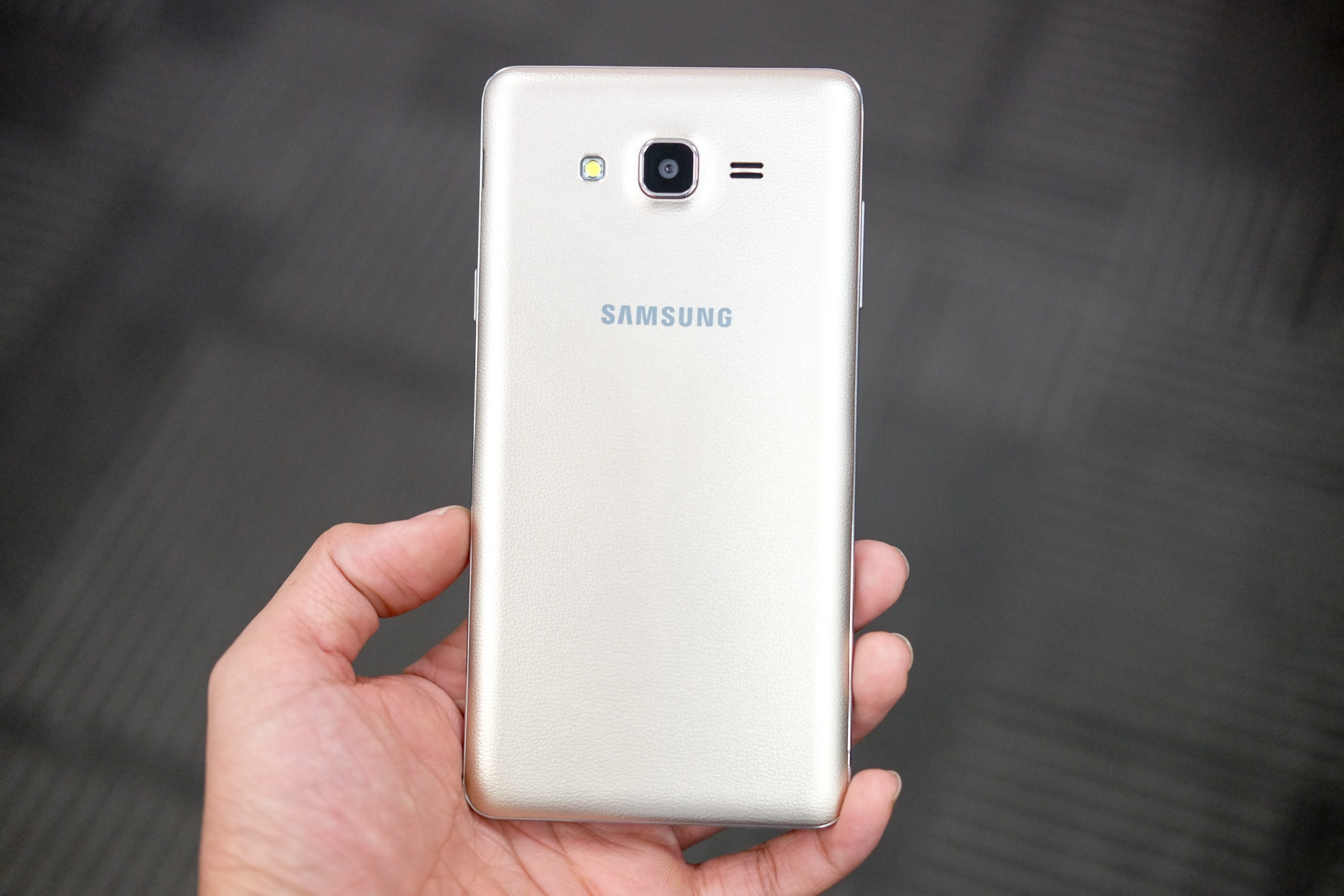 Mo hop Galaxy On7 anh 5