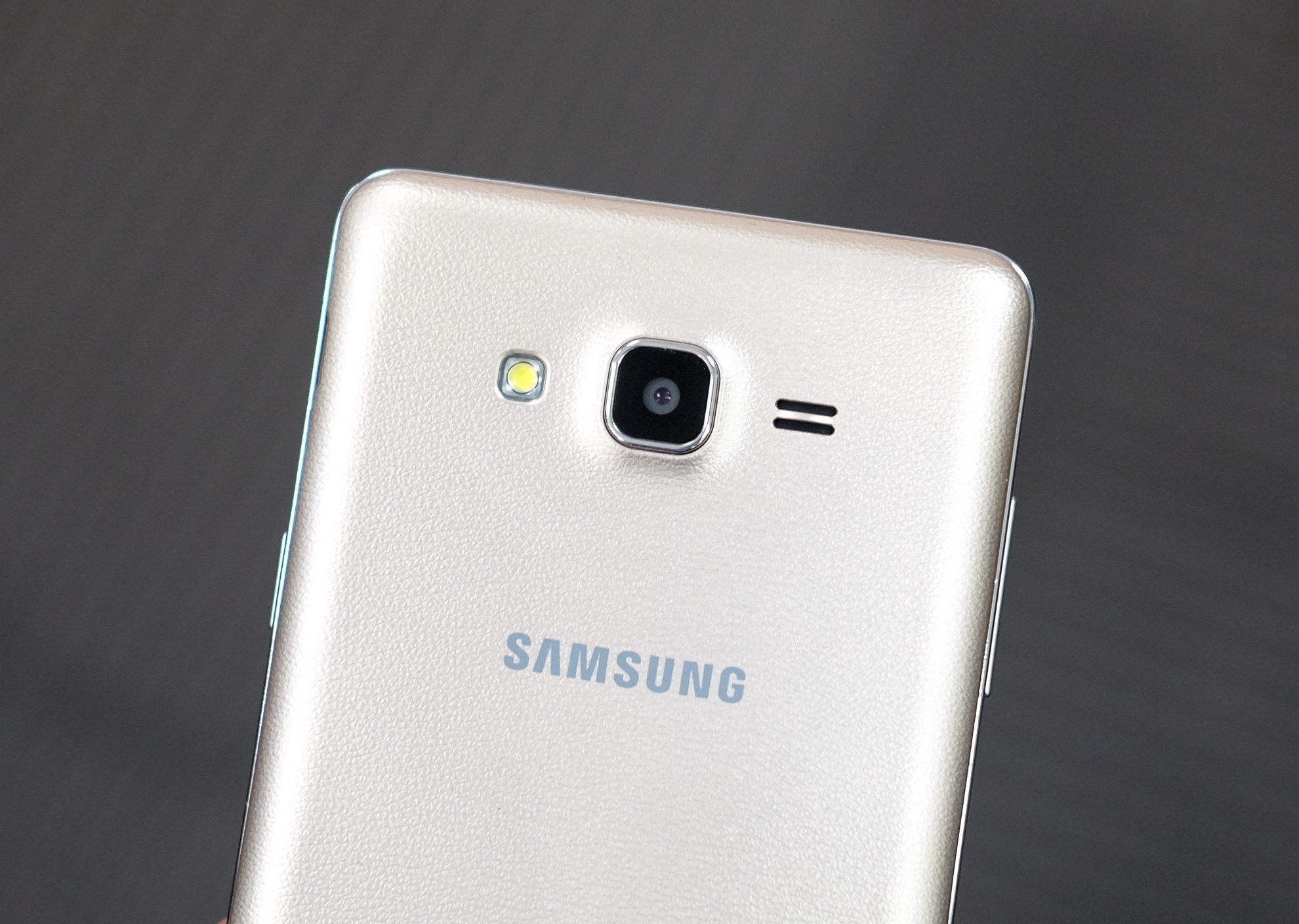 Mo hop Galaxy On7 anh 6