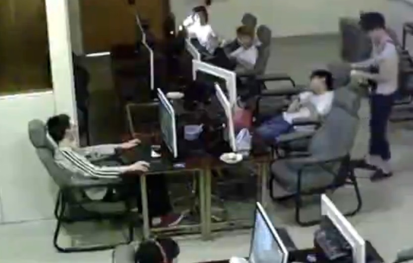 Video dien giat chet nguoi khi dang sac di dong hinh anh
