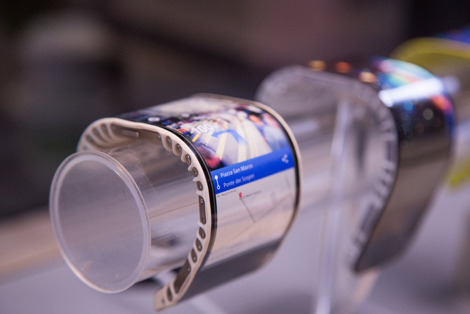 Lenovo gioi thieu nguyen mau smartphone uon deo hinh anh