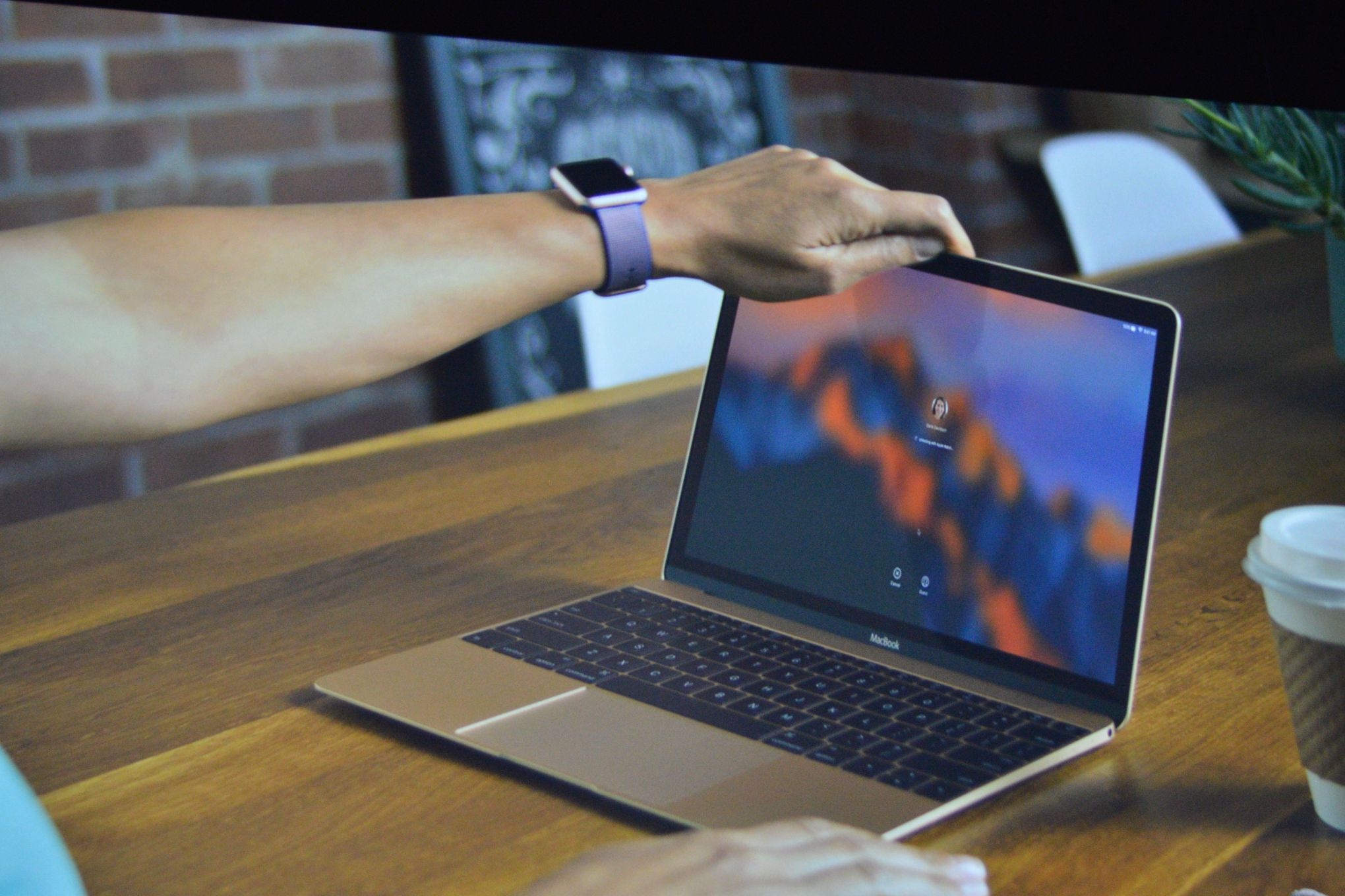 Apple ra mat macOS Sierra: Tu dong dang nhap, them Siri hinh anh