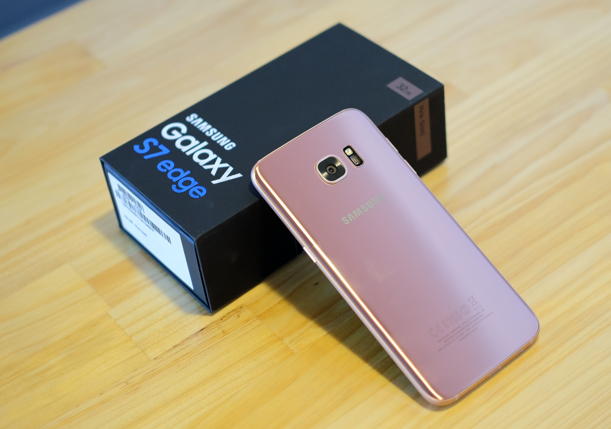 Mo hop Galaxy S7 edge mau hong chinh hang vua ban o VN hinh anh