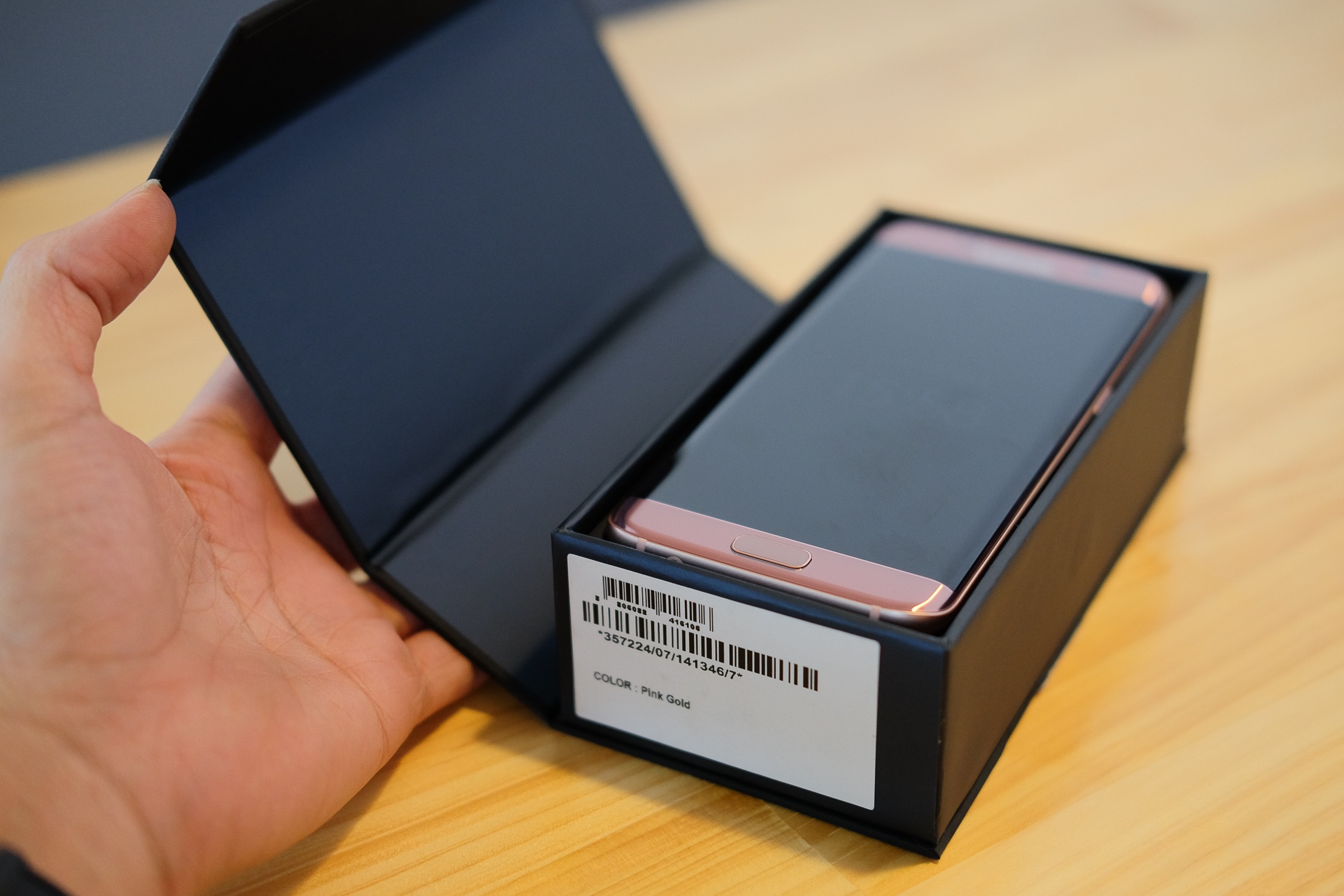 Samsung Galaxy S7 edge mau hong pink anh 2