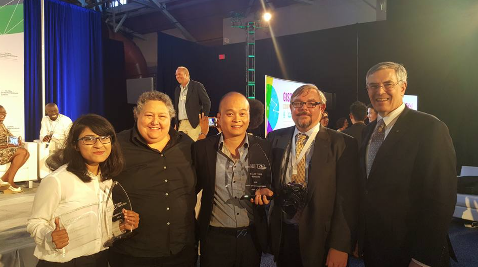 Ung dung Viet vuot qua 1.000 doi thu de len ngoi tai My hinh anh