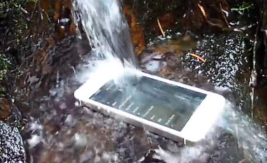 Lam gi khi dien thoai bi roi xuong nuoc hinh anh