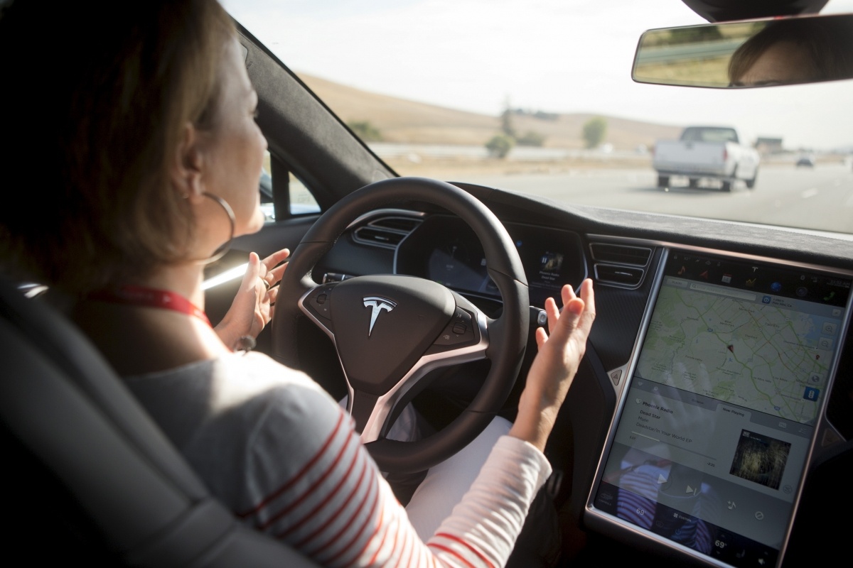 Tesla khong bo tinh nang tu lai du co tai nan chet nguoi hinh anh