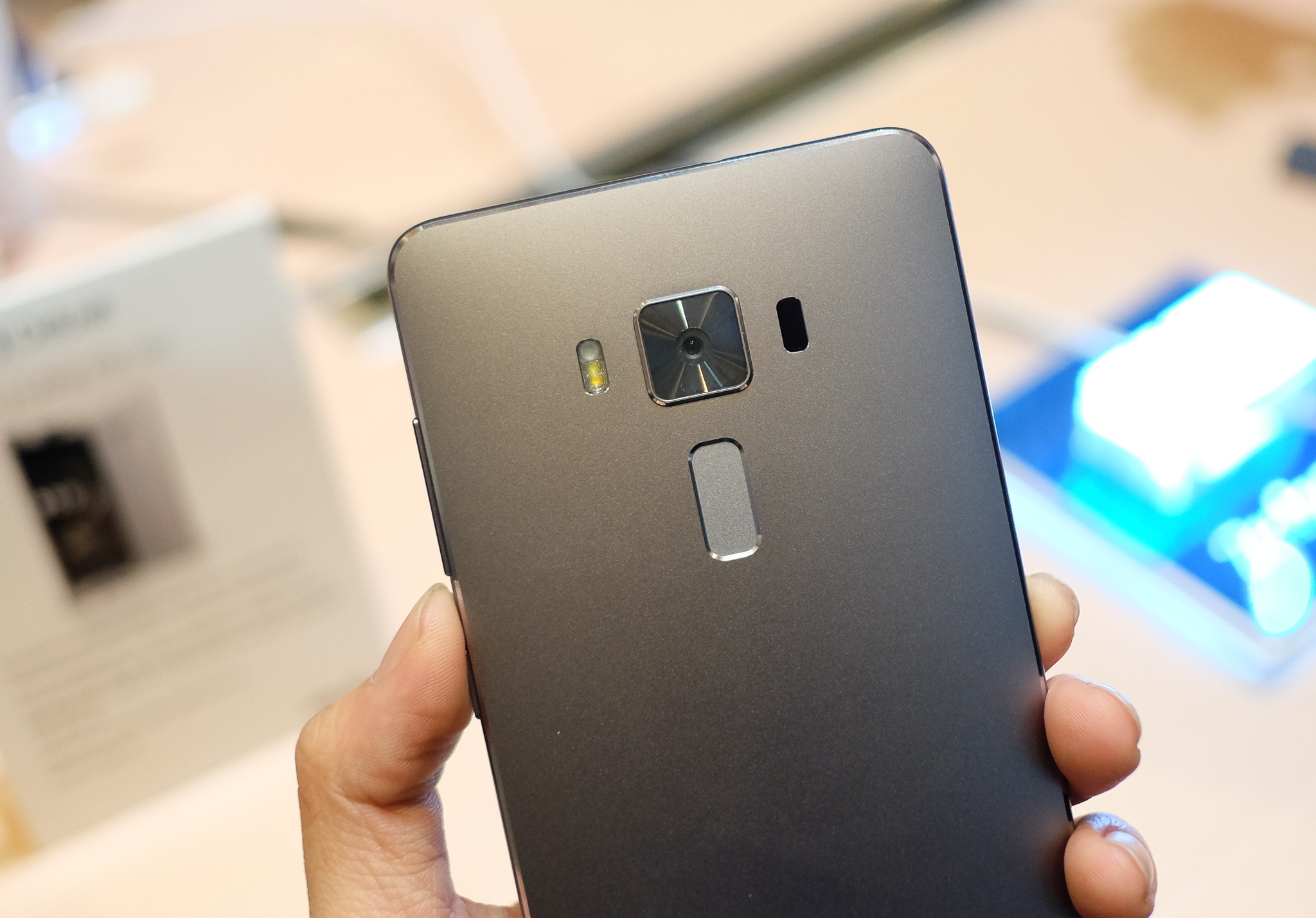 Anh Zenfone3 Deluxe anh 3