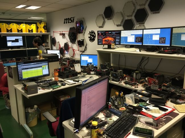 Ben trong nha may san xuat bo mach PC o Trung Quoc hinh anh