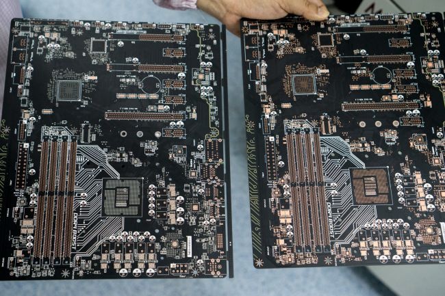 Ben trong nha may bo mach o Trung Quoc anh 2