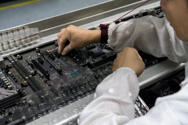 Ben trong nha may bo mach o Trung Quoc anh 5