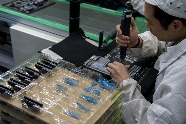 Ben trong nha may bo mach o Trung Quoc anh 6