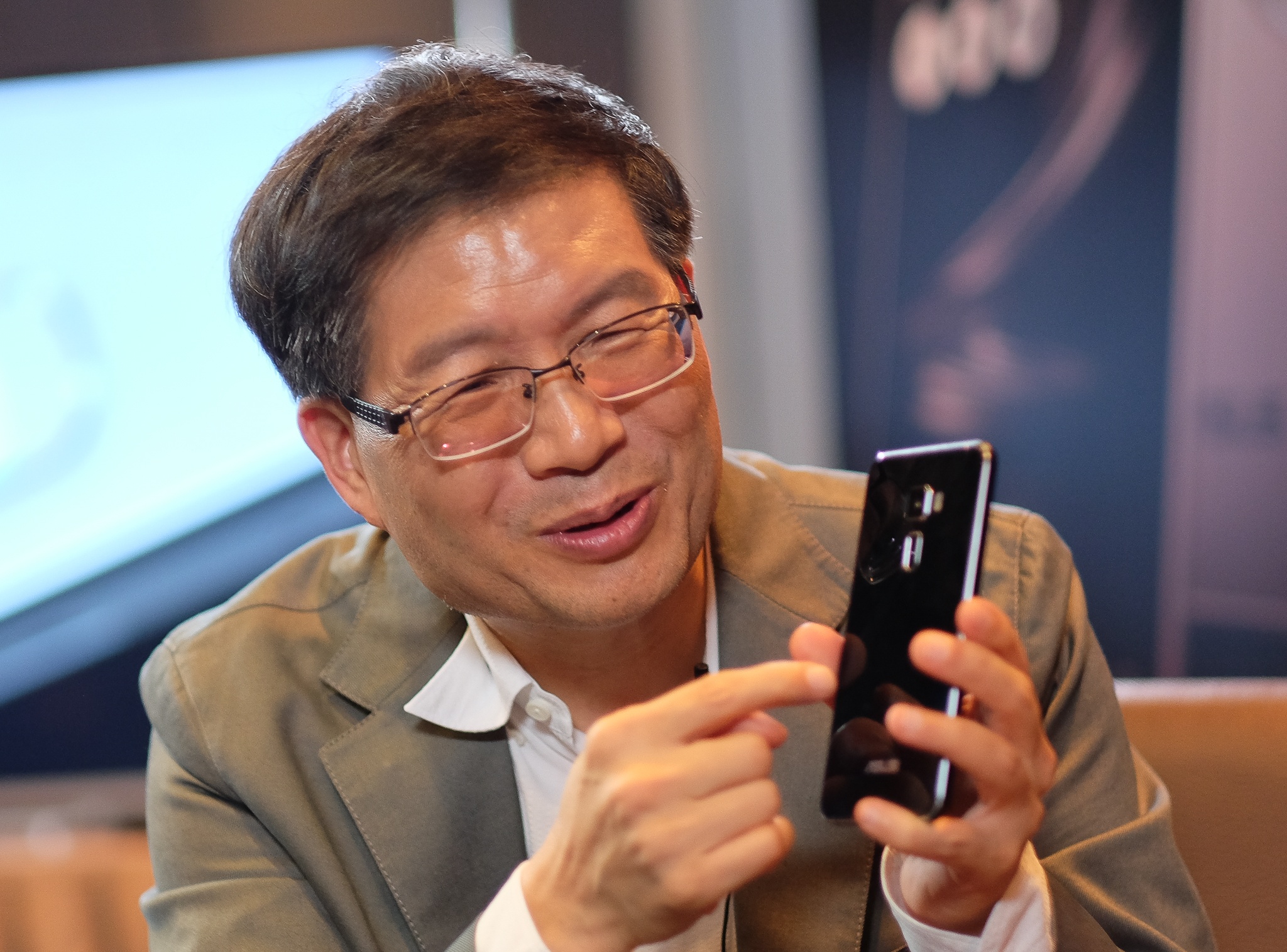 CEO Asus: Zenfone 3 se khoi phuc lai da tu Zenfone 2 hinh anh