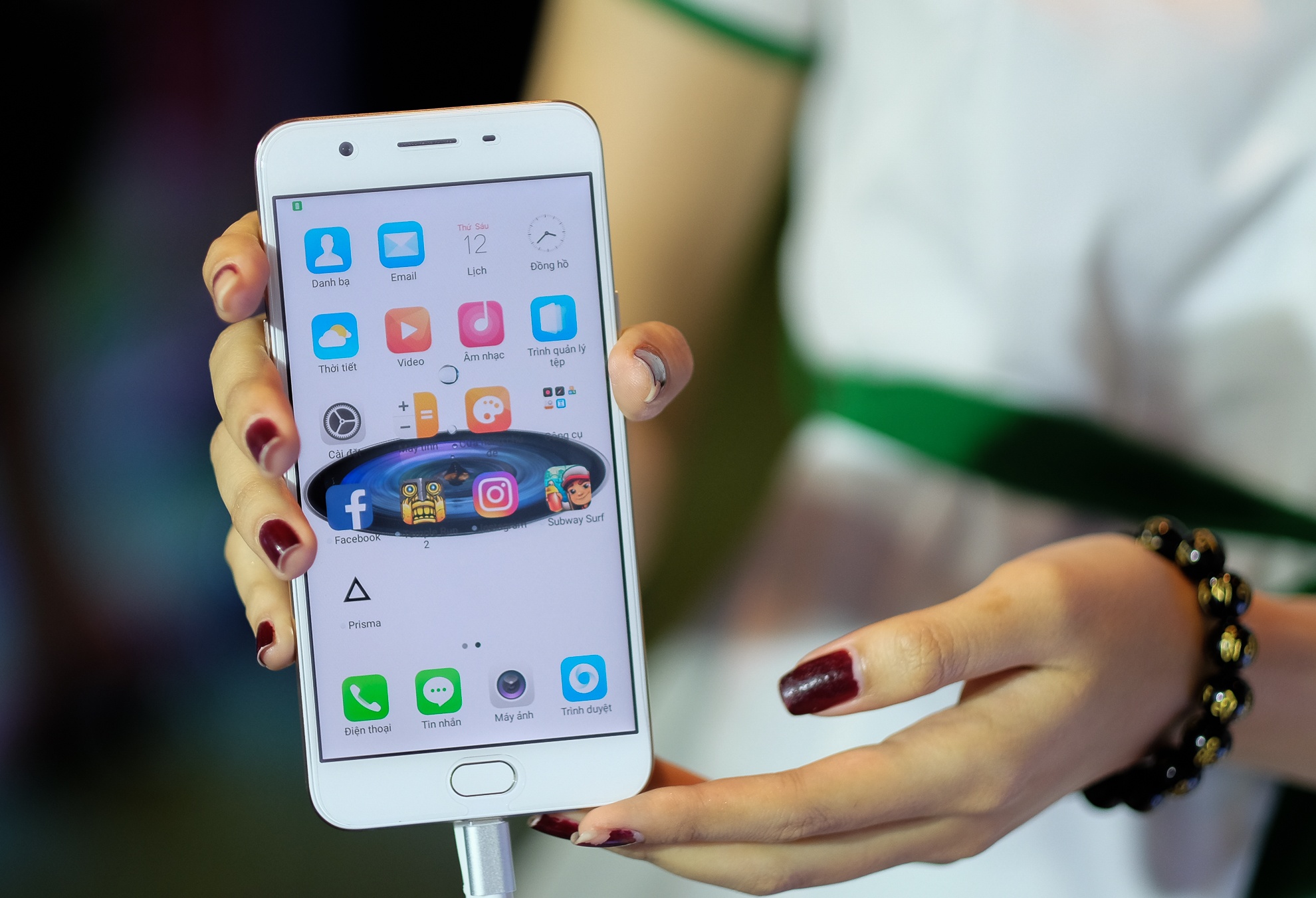 Mo hop Oppo F1s: Smartphone chuyen selfie, dang ua nhin hinh anh