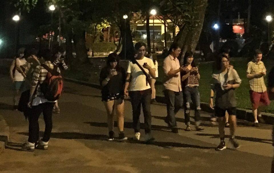 Cong vien qua tai ve khuya vi nguoi choi Pokemon o Sai Gon hinh anh