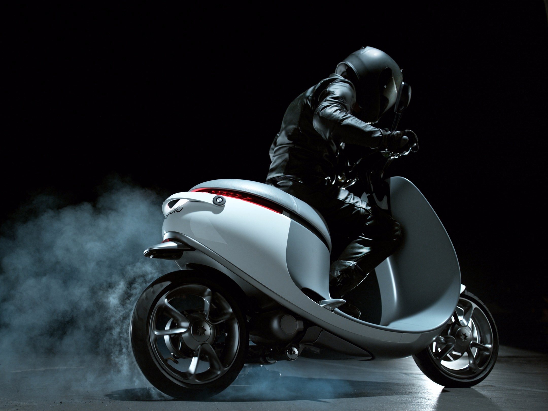 xe may dien thong minh dau tien anh 1