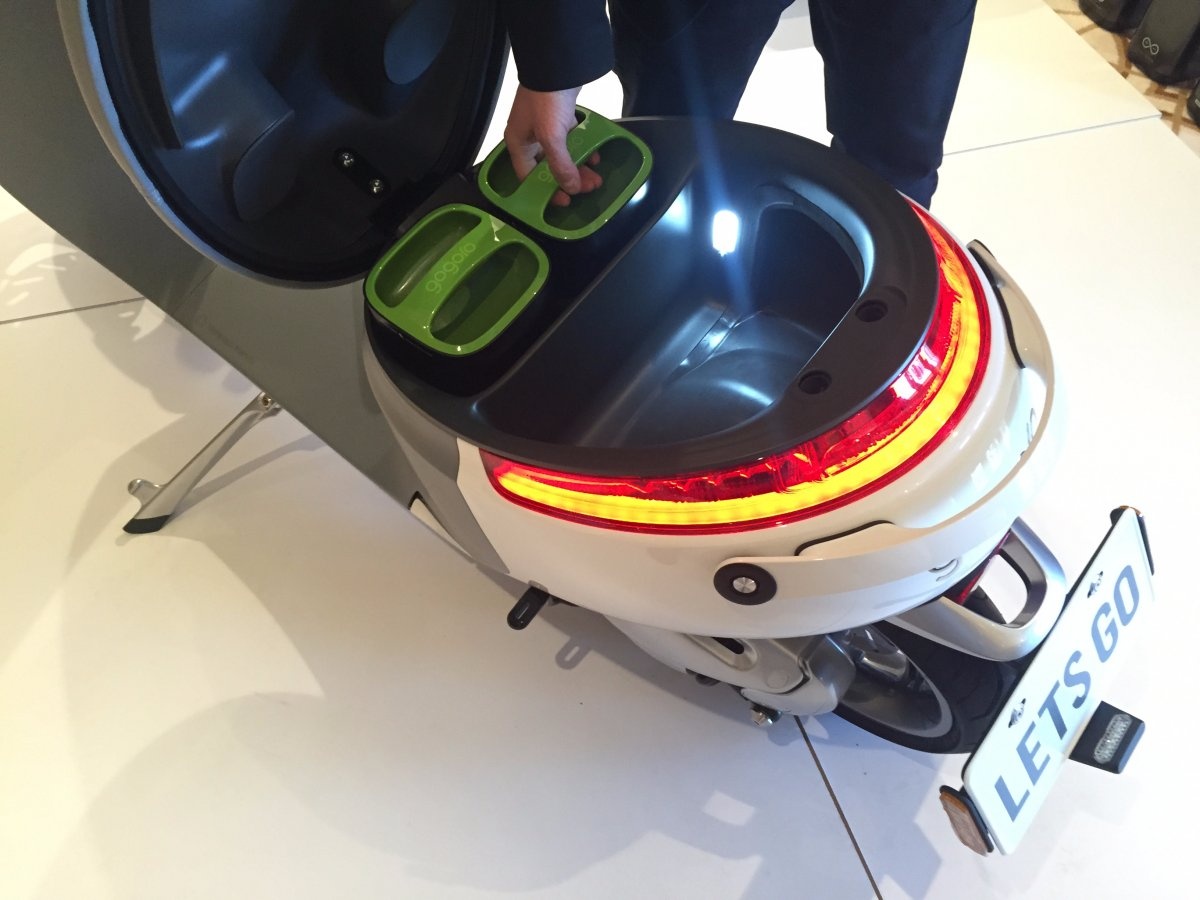 xe may dien thong minh dau tien anh 2