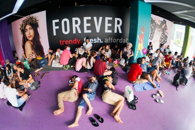 Nguoi Viet thue xep hang mua iPhone 7 gia 100 USD/ngay hinh anh