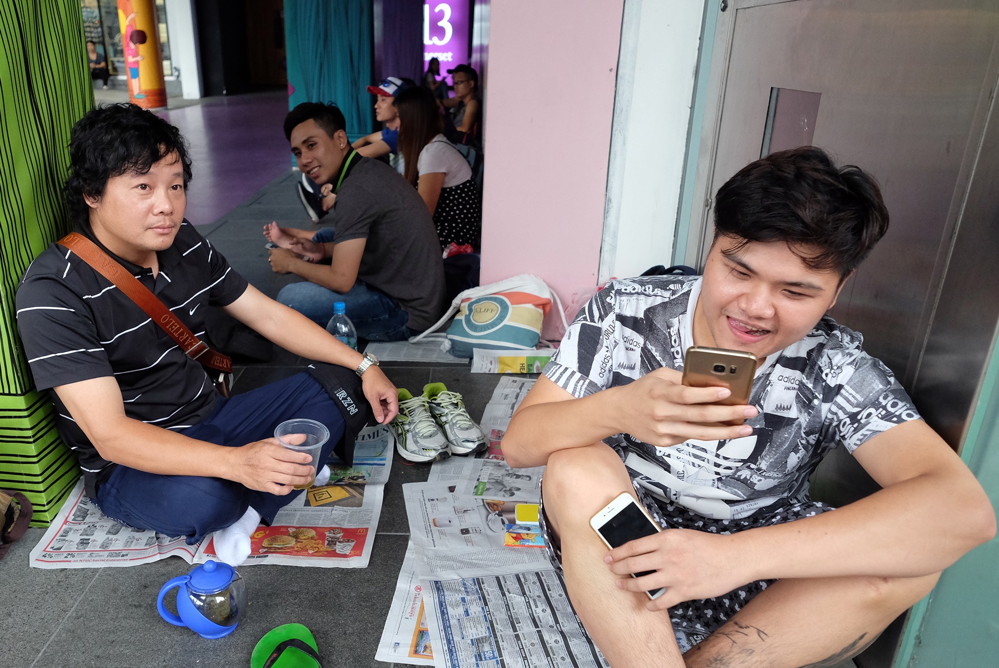 Nguoi Viet xep hang mua iPhone 7 truoc 2 ngay o Singapore hinh anh