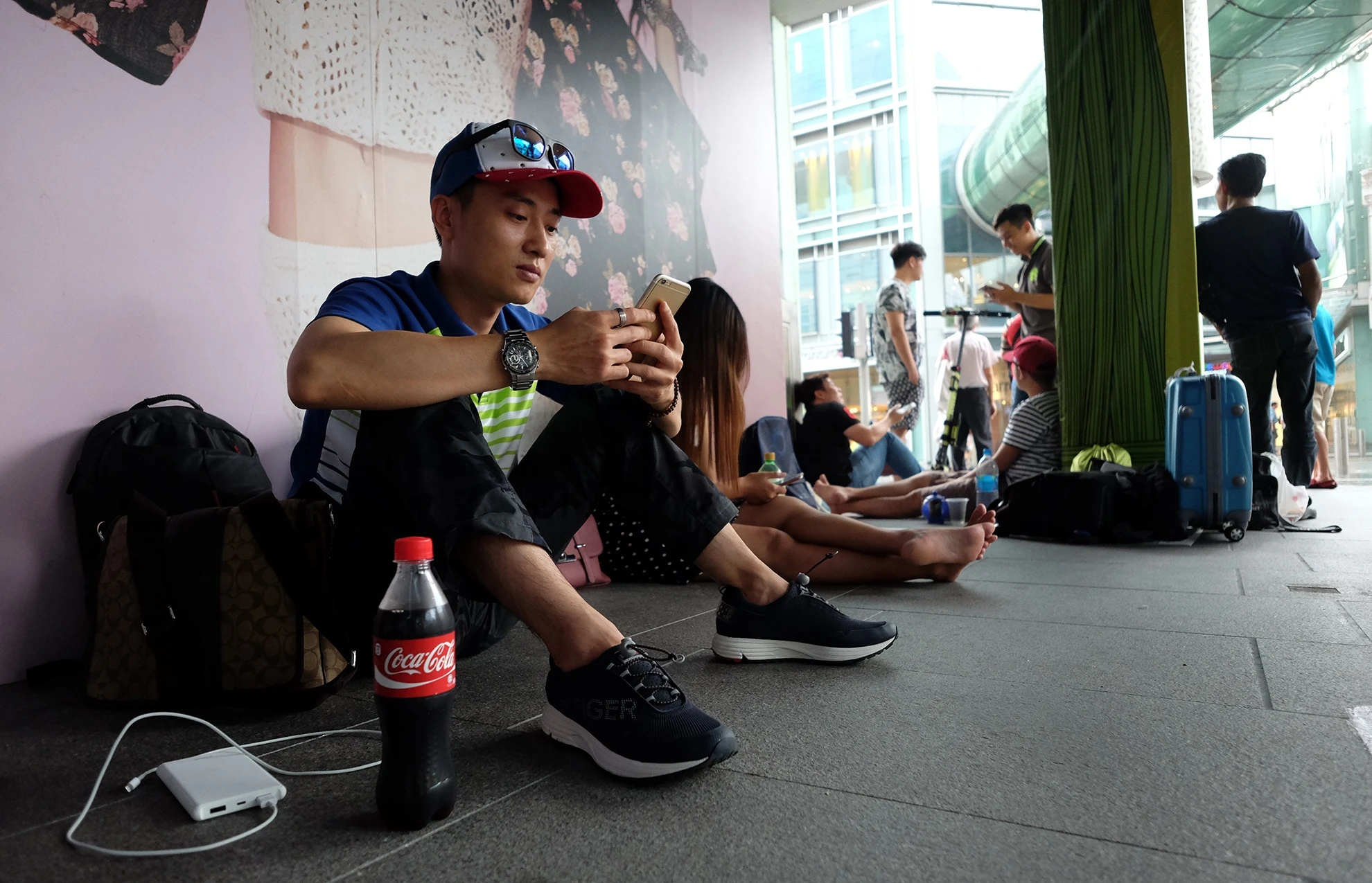 Xep hang mua iPhone 7 o Singapore anh 3