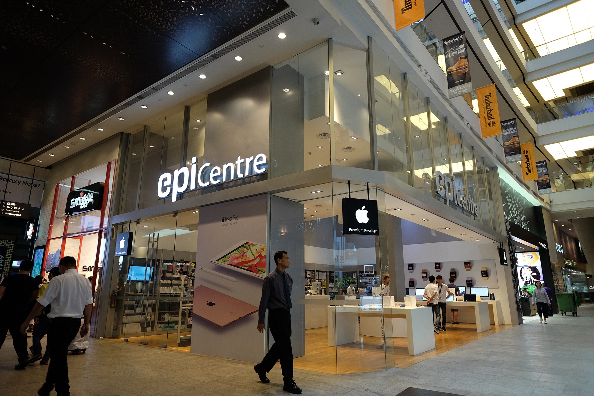 Xep hang mua iPhone 7 o Singapore anh 5